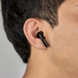 Audífonos Bluetooth MOVISUN T17 Negro colocados en el oído de un usuario
