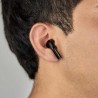Audífonos Bluetooth MOVISUN T17 Negro colocados en el oído de un usuario