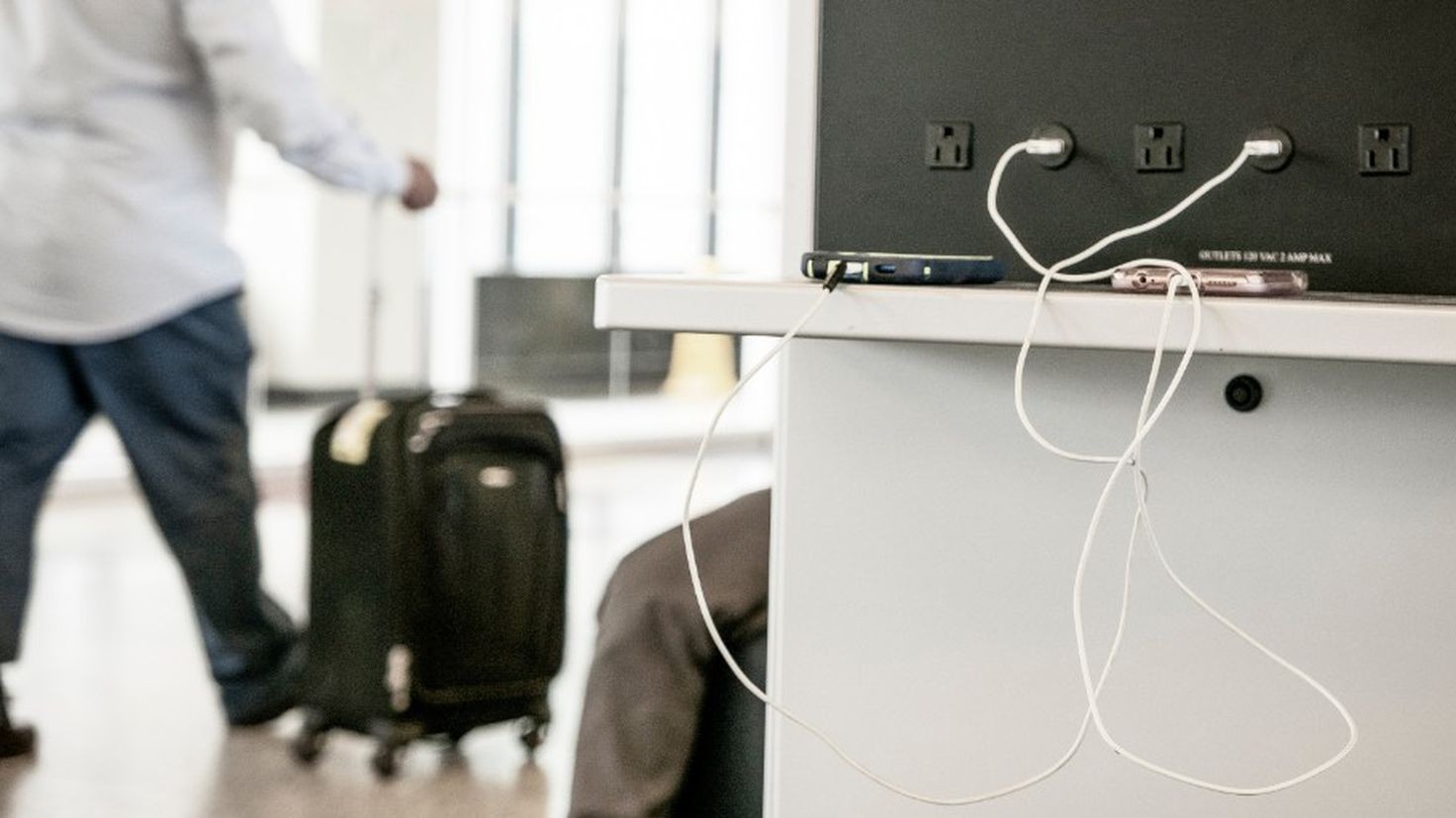 No use cargadores públicos para su celular, advierte el FBI.